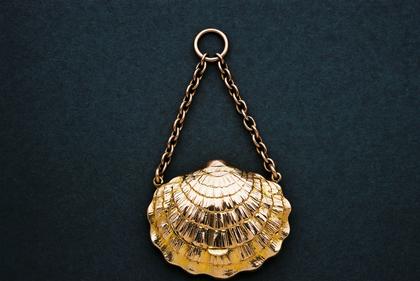 Gold Clamshell pill box (9ct)